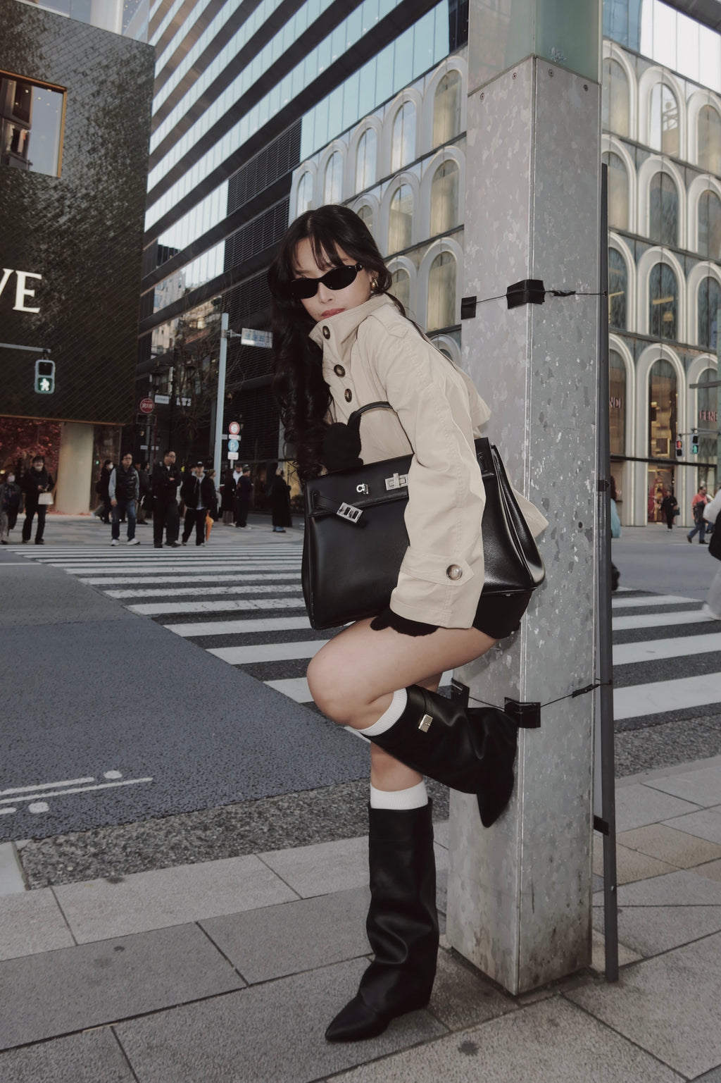 Female model carrying the Sogno 40 Bag outdoors.