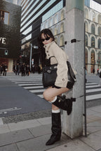 Female model carrying the Sogno 40 Bag outdoors.