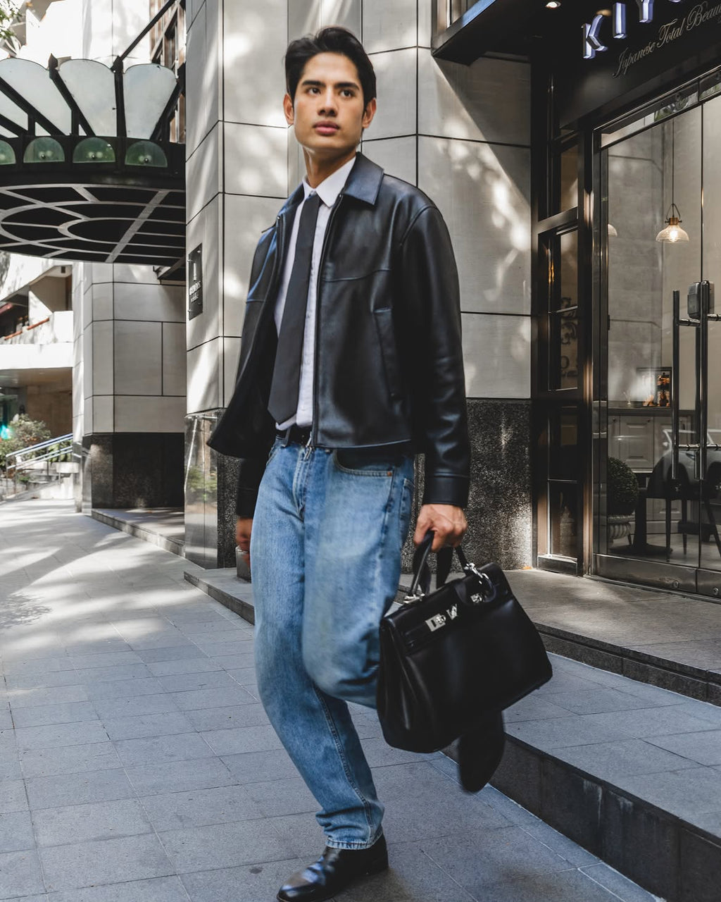 Male model carrying the Sogno 40 Bag outdoors.