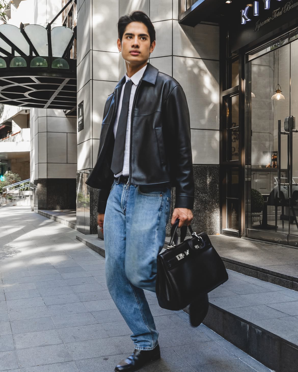 Male model carrying the Sogno 40 Bag outdoors.