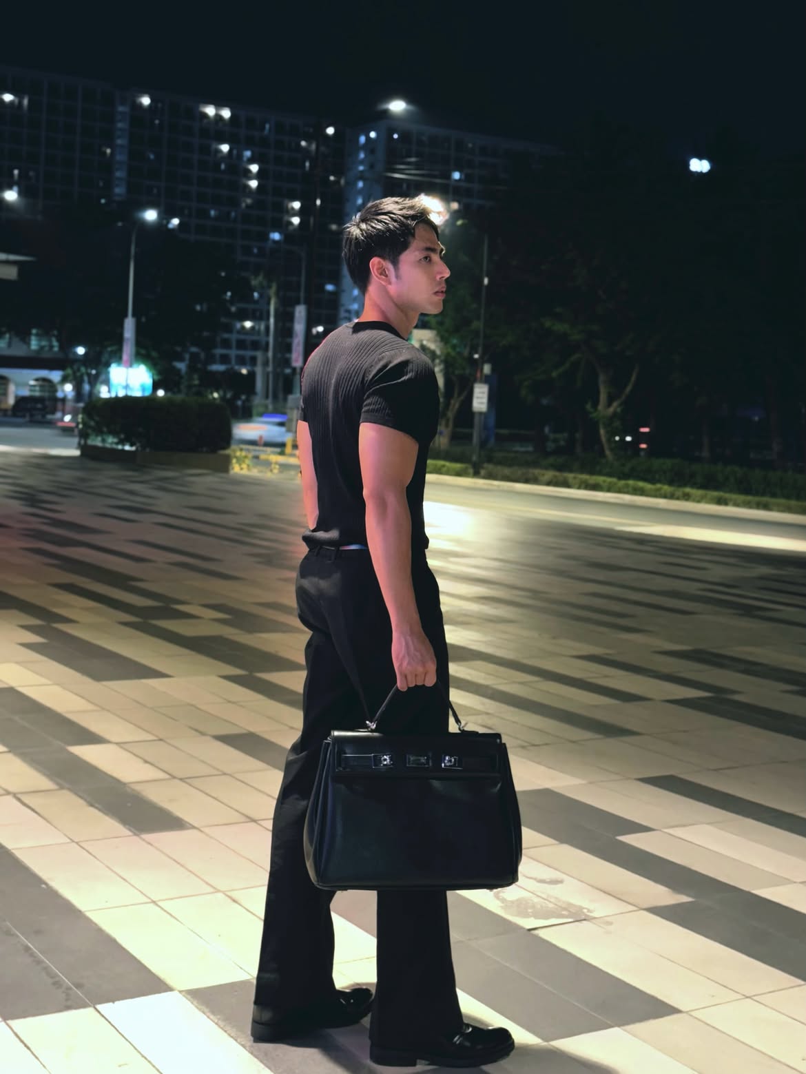 Male model carrying the Sogno 40 Bag outdoors.